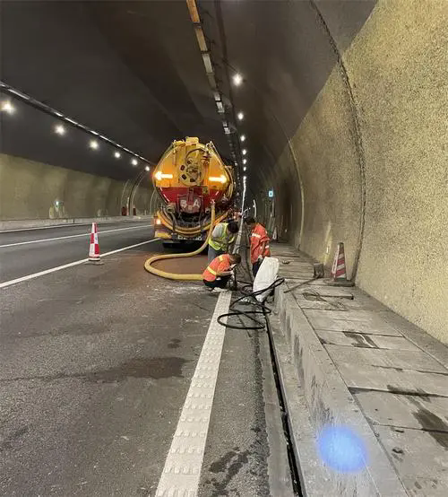 加格达奇隧道排水渠清淤